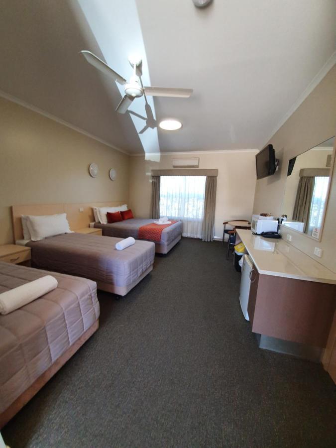 Club Motor Inn Нарабри Екстериор снимка