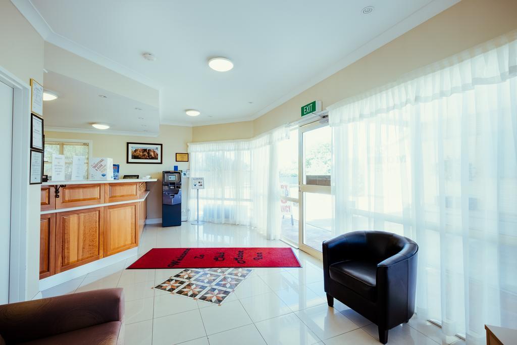 Club Motor Inn Нарабри Екстериор снимка