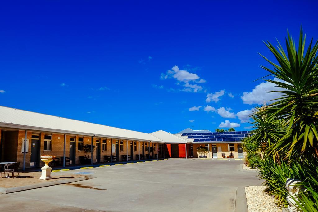 Club Motor Inn Нарабри Екстериор снимка