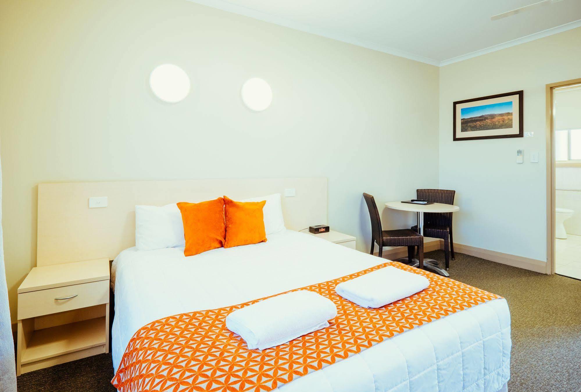 Club Motor Inn Нарабри Екстериор снимка