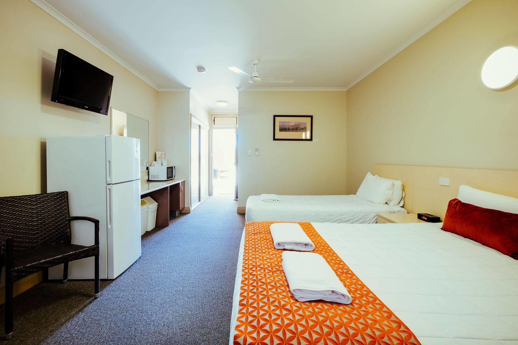 Club Motor Inn Нарабри Екстериор снимка
