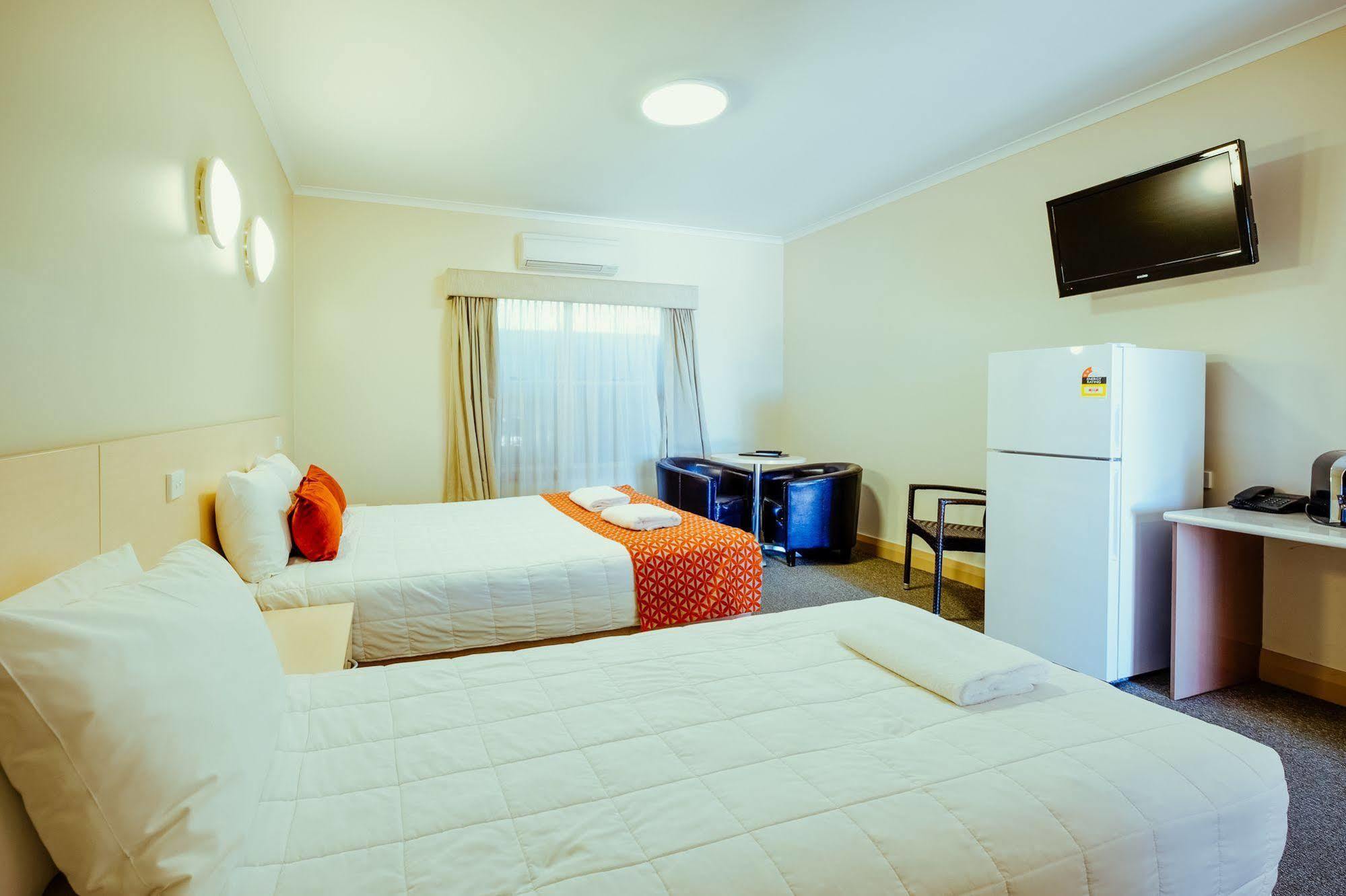 Club Motor Inn Нарабри Екстериор снимка