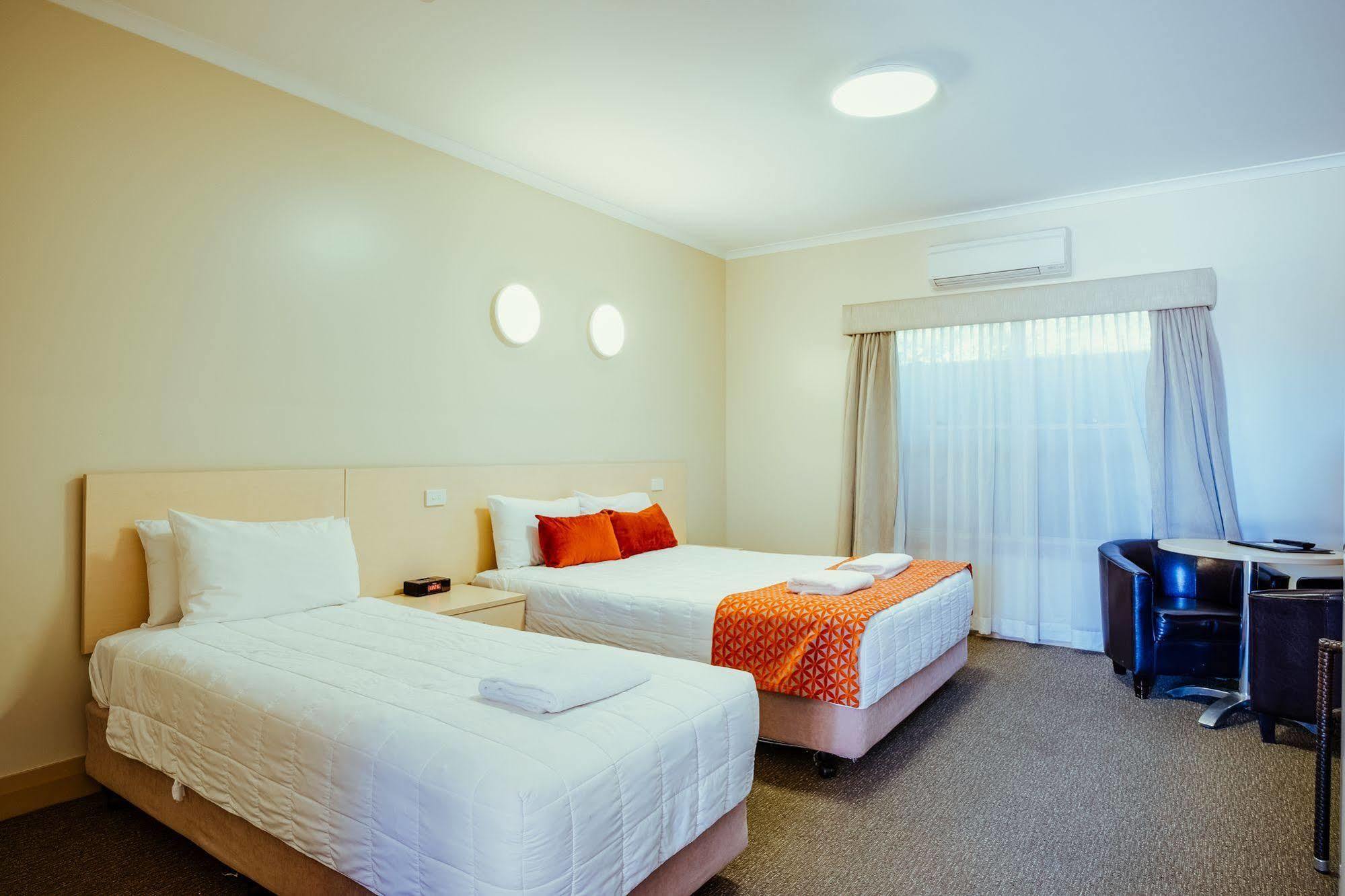 Club Motor Inn Нарабри Екстериор снимка