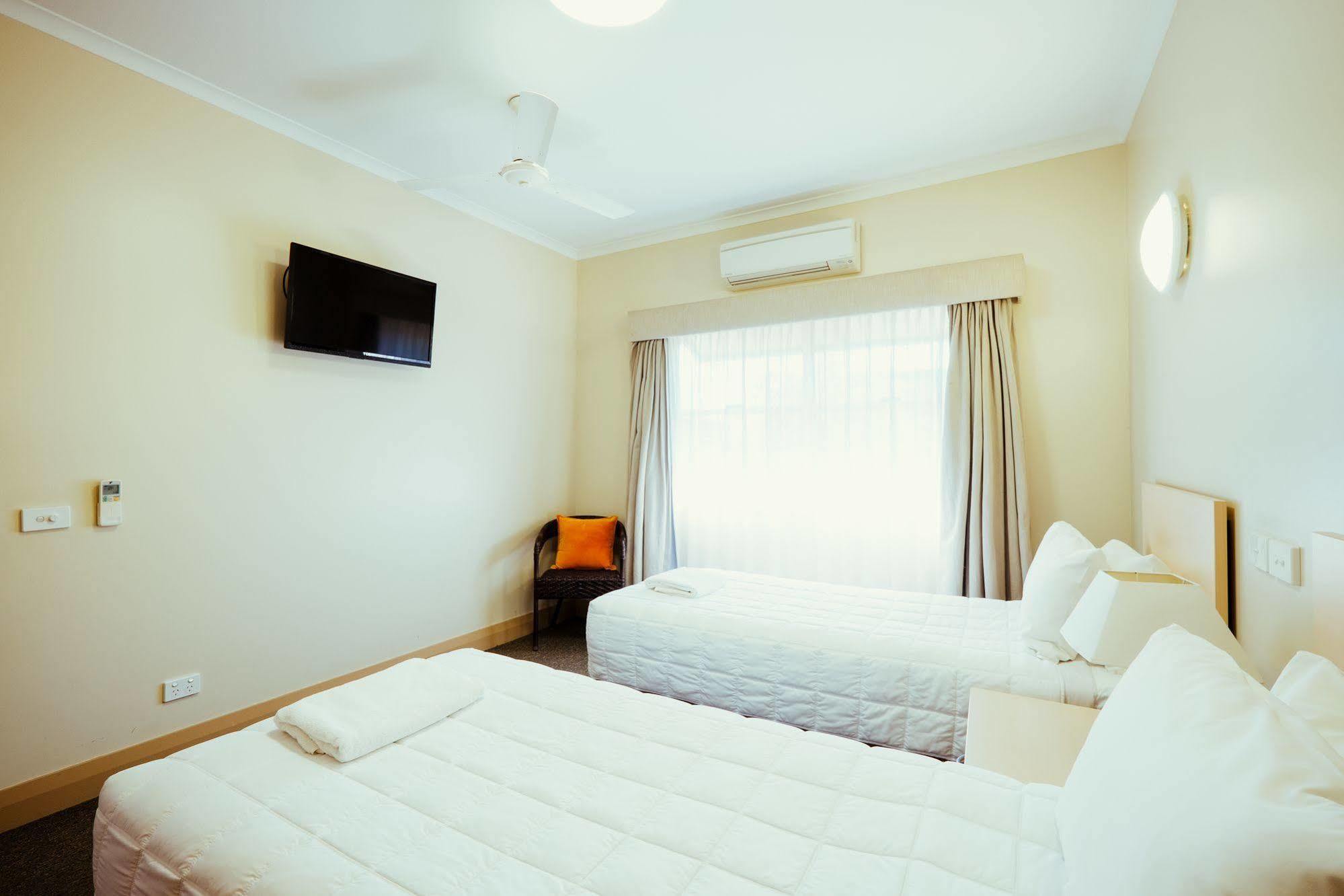 Club Motor Inn Нарабри Екстериор снимка