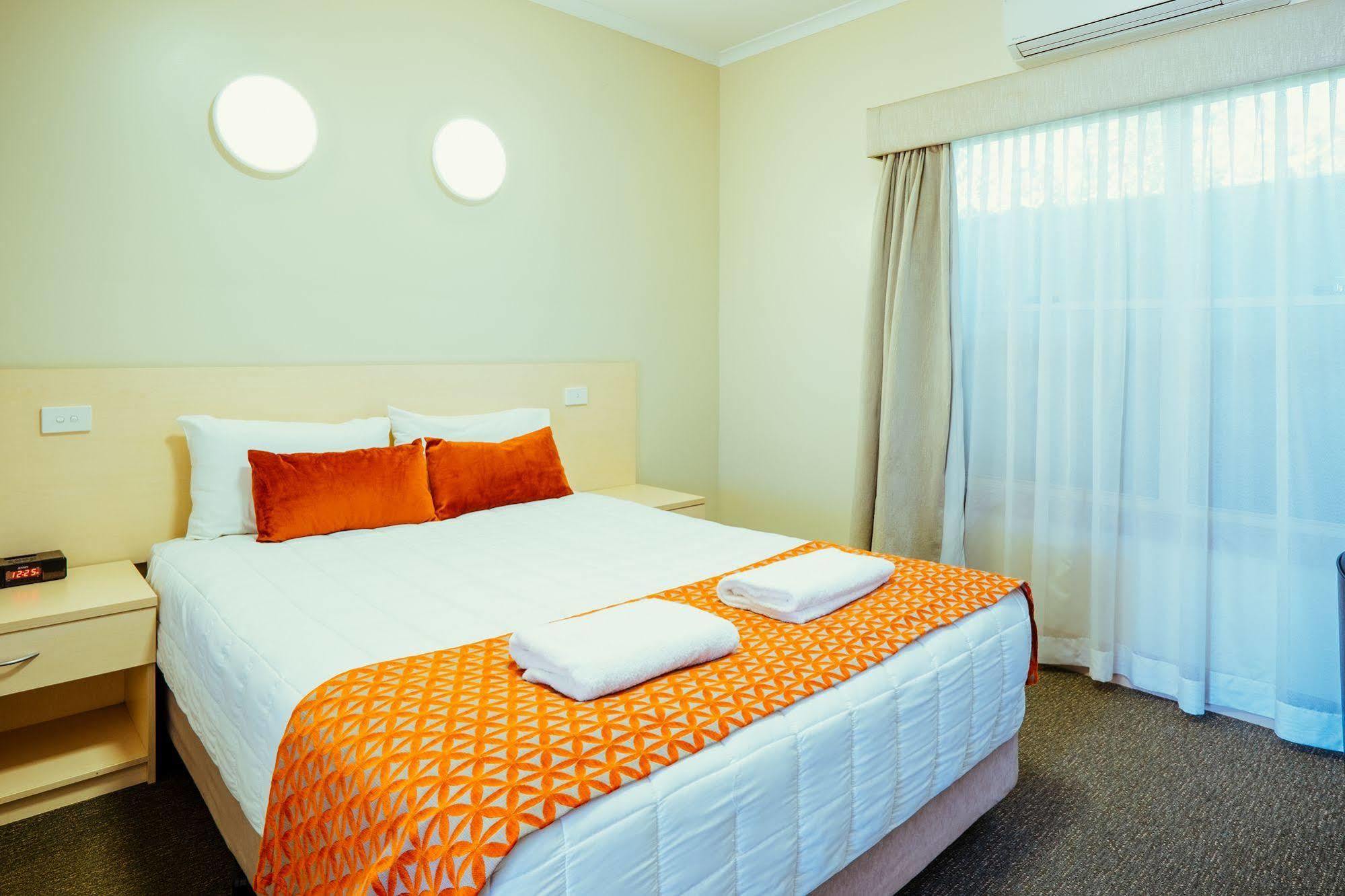 Club Motor Inn Нарабри Екстериор снимка