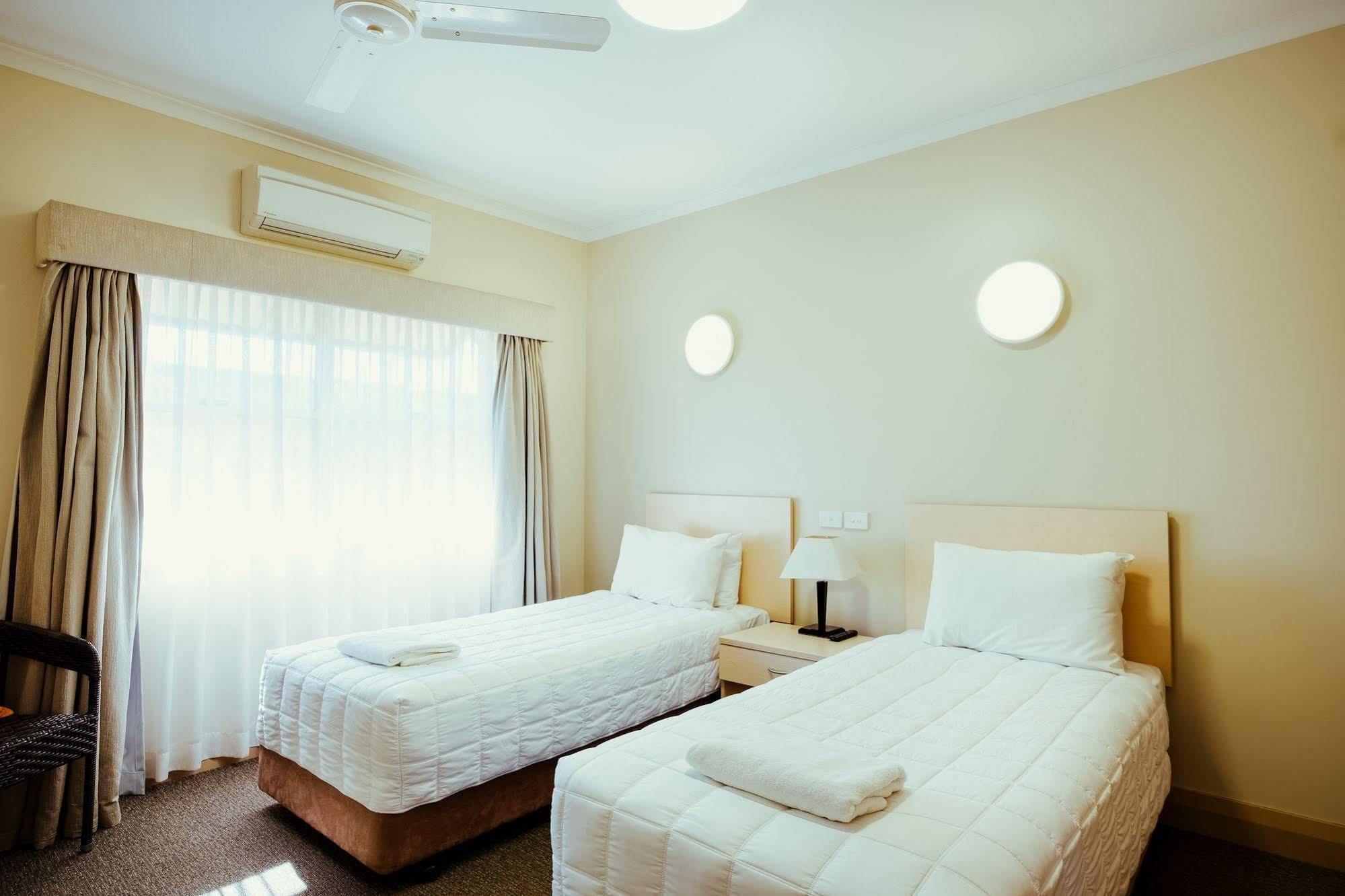 Club Motor Inn Нарабри Екстериор снимка